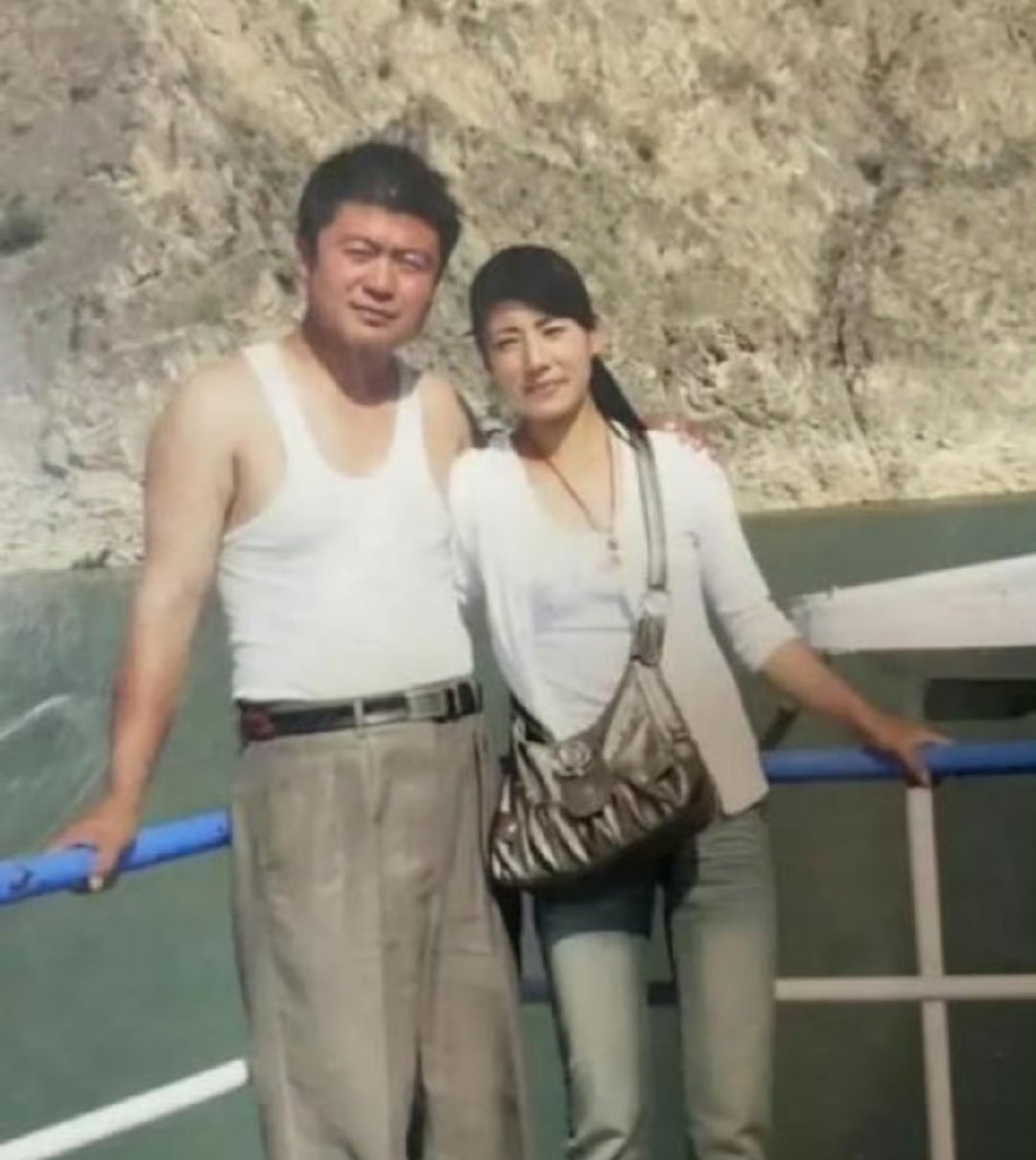夫妻结婚20年，前后照片对比，男人事业有成，只老了10岁，而女人变得更有气质，像