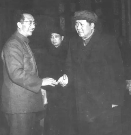 1948年9月，“光杆司令”徐向前到西柏坡参加中央会议。毛主席说：“你们还不到6