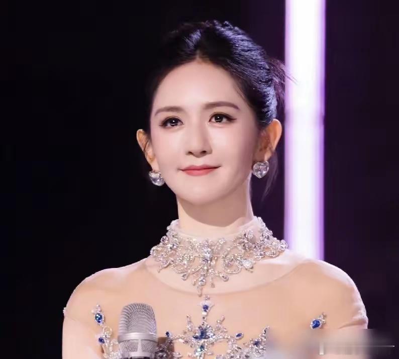 谢娜说她慌了，你信吗？17万人冲进服务器，内场票黄牛直接喊价5000一张。你以