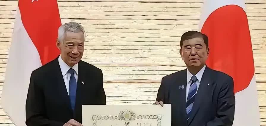 李光耀在泉下都会流眼泪！在临近93阅兵这个关键节点上，接受日本勋章的李显龙，