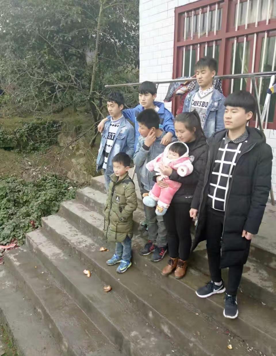 几老表一转眼长大了，姑娘成家了。还有六个光杆司令，亲家母看上那个彩礼少点哈😂?