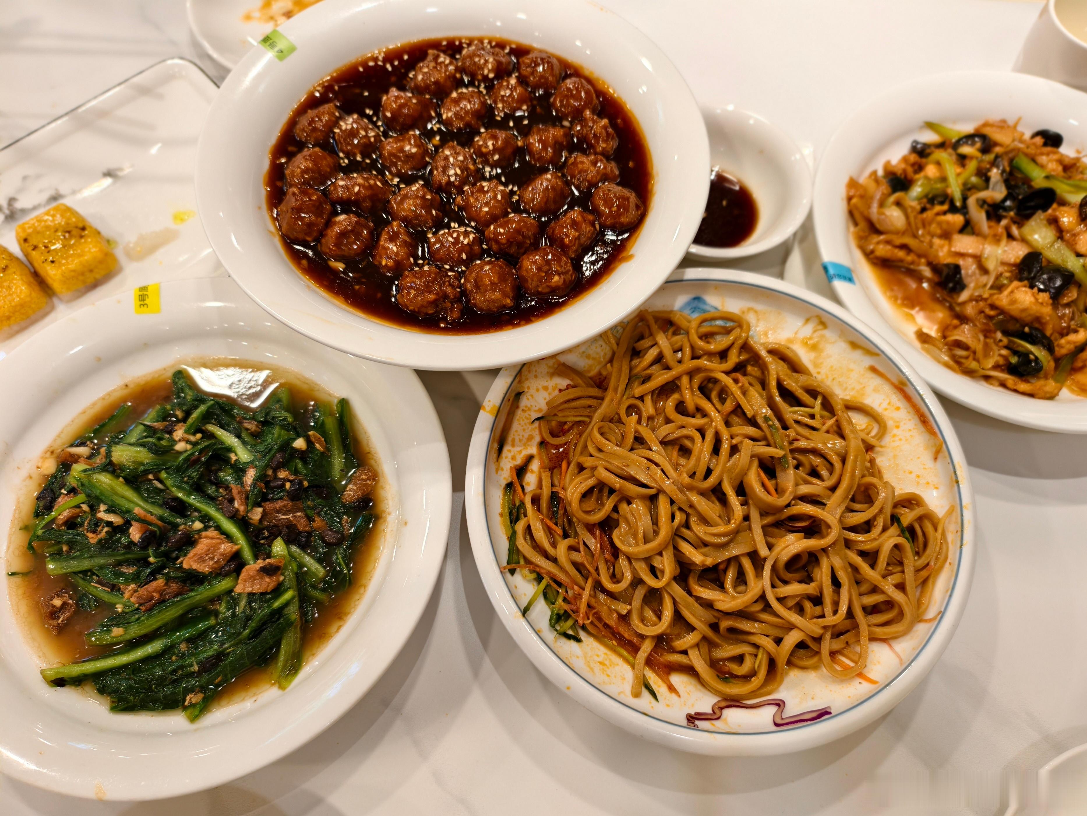 记录下山西的好吃的，每天都在晕碳～图1烂糊白菜，里面的蛋酥是灵魂图2无骨带鱼，卷
