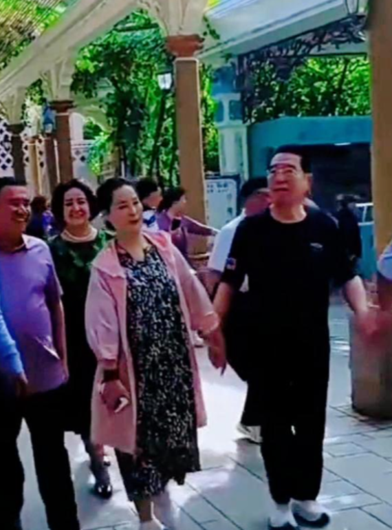 86岁李双江和梦鸽游新疆，两人十指紧扣好恩爱！儿子李天一变低调。9月中旬，一
