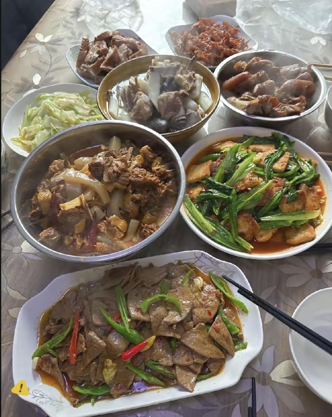 二婶家闺女回门，婶婶忙活了一大桌子菜，结果女婿一口没动。大家劝他吃点，他就说早上