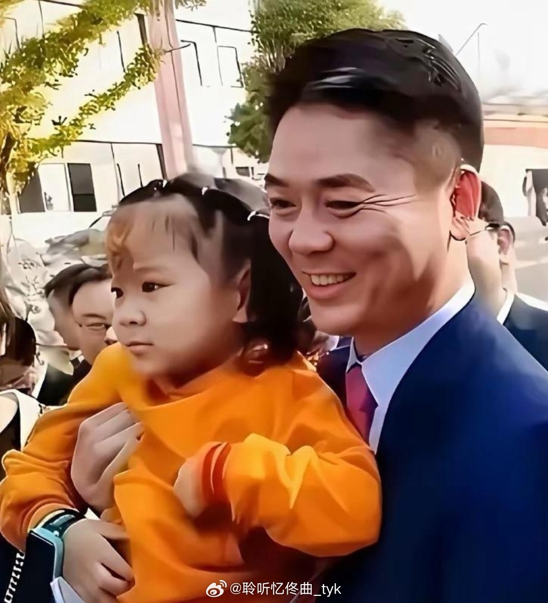 刘强东章泽天夫妇抱着大女儿回老家时的一幕，父女俩简直一模一样
