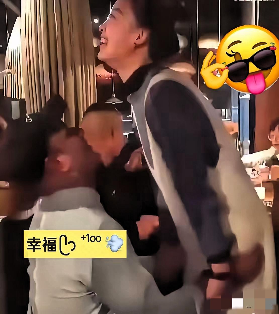 印度留学生跪地求婚引热议！感动还是算计？又一个印度留学生跪地求婚，女方哭得