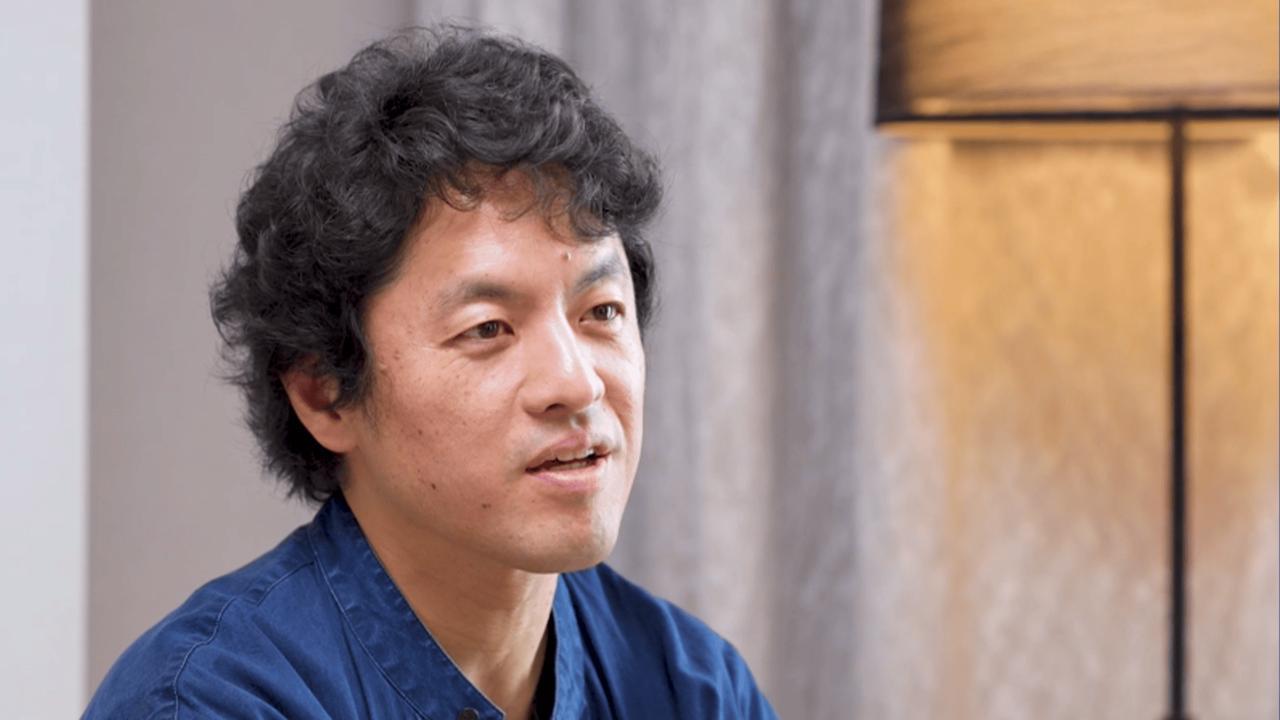 日本导演竹内亮今天（9月27日）写道：“我在美国有男朋友。他在中国也有女人。
