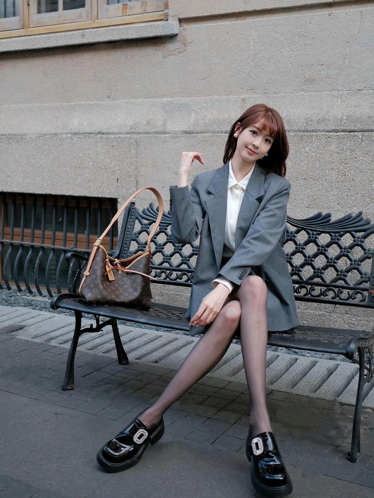 这套是干练轻熟通勤风，核心是灰调西装套装+白衬衫的搭配：宽松西装自带松弛气场，白