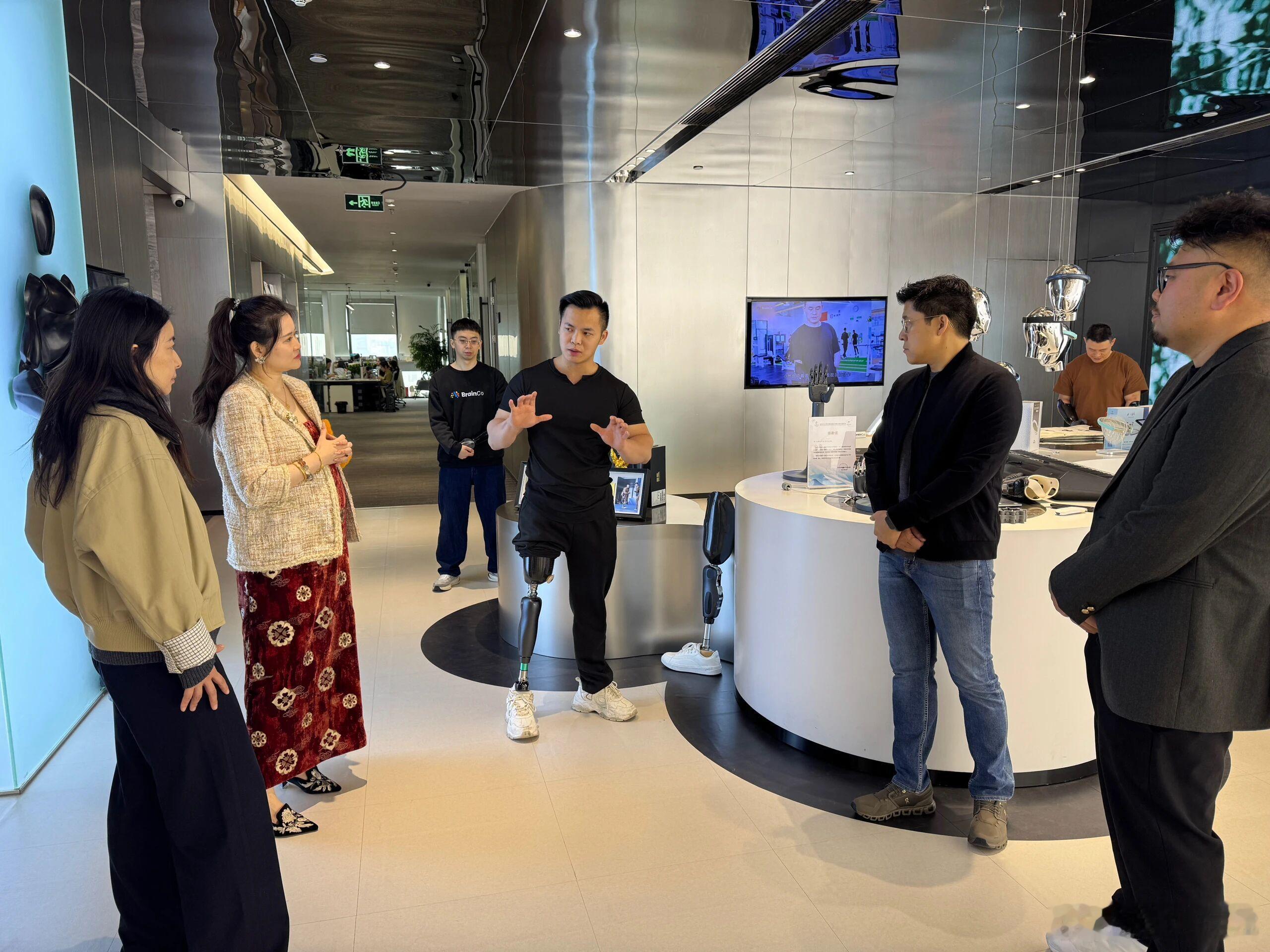 近日霍启刚郭晶晶参观了位于深圳的强脑科技（BrainCo），它是“杭州六小龙”之