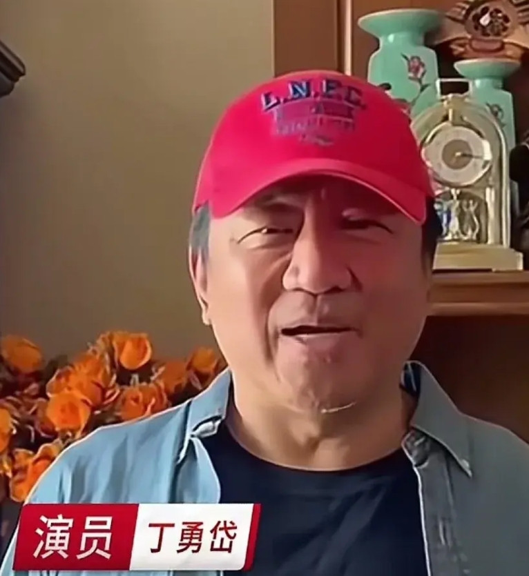 演员丁勇岱怎么想的？瞧瞧杜旭东都啥样了，此前给缅北的一个头儿庆生送祝福，被翻