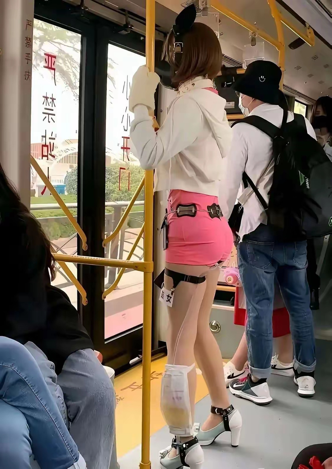 现在的美女穿着都这么时髦吗，欣赏不来！