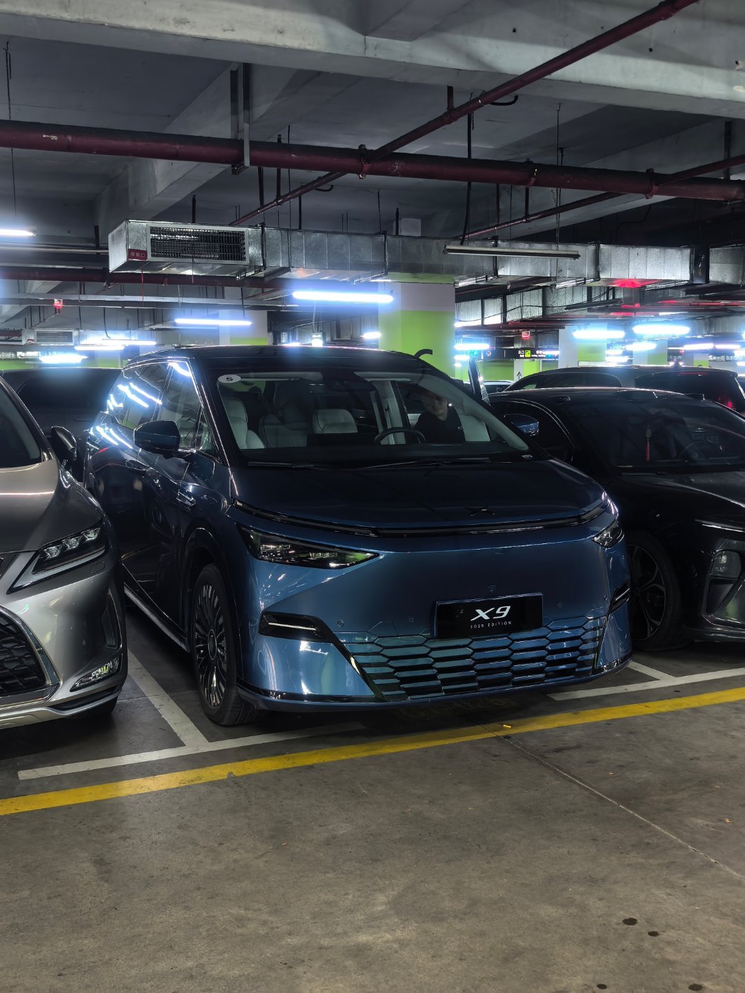 小鹏X9接机，纯电版几个优势：1、后轮转向；2、魔术行李厢；3、高配置；现在去取