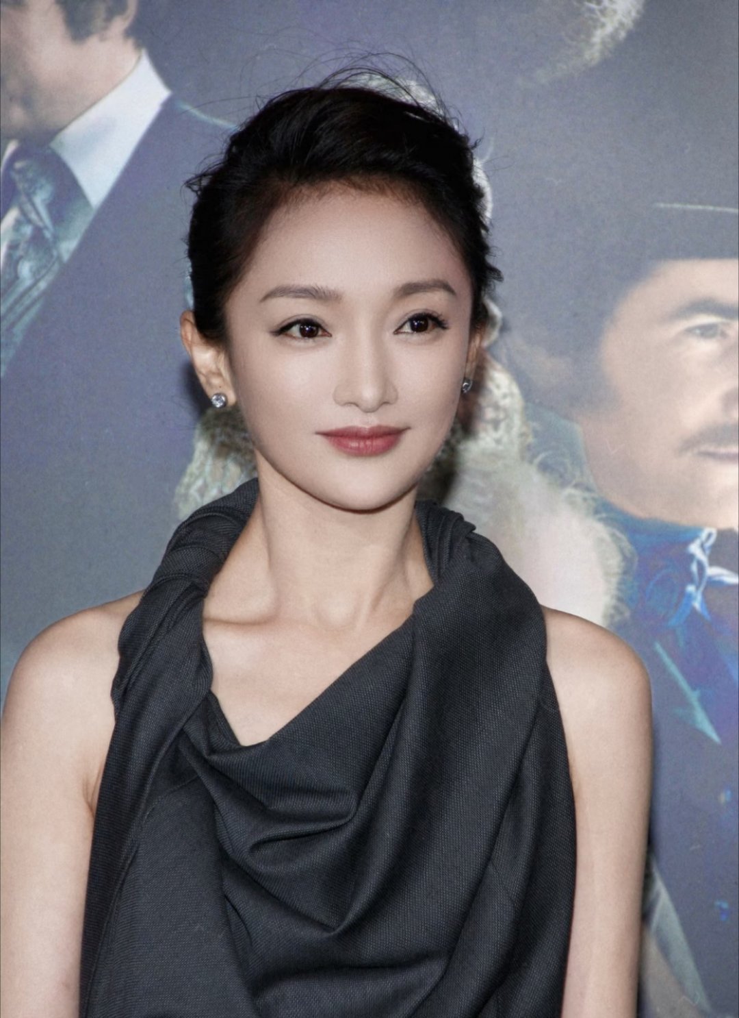 曝宋宁峰周迅分手原因当年两人合作《烟雨红颜》相识，当时27岁的周迅已是影后，19