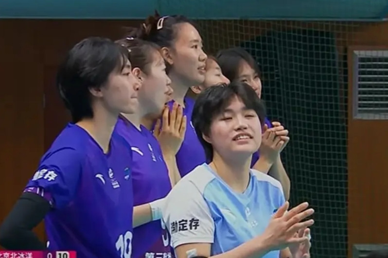 天津女排完胜北京女排，在四强争夺战中占据有利位置。本场比赛陈方照方抓药，把对河