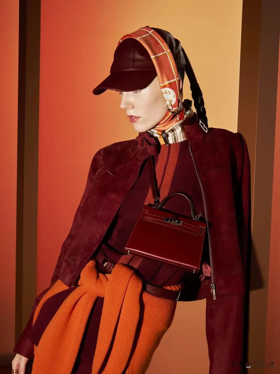 我眼中的奢侈品，分三个档次独一档：爱马仕真正的“天花板”，配色艳丽。一条丝巾