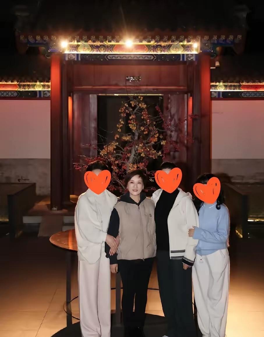 10月22日，邓婕迎来68岁生日，和朋友合影，状态年轻，精神可嘉，素颜亮相，依然