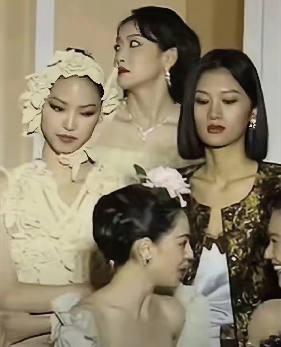 钟楚曦连着两次敢抢C位，无非就三个原因：一，她想走黑红的路子。大家都知道，明星最