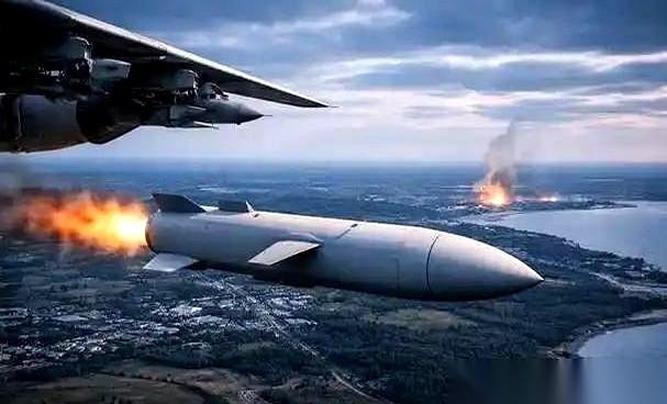 英国的导弹，从乌克兰射出去，“咣”一声，砸在了俄罗斯本土的炼油厂里。火光冲天。