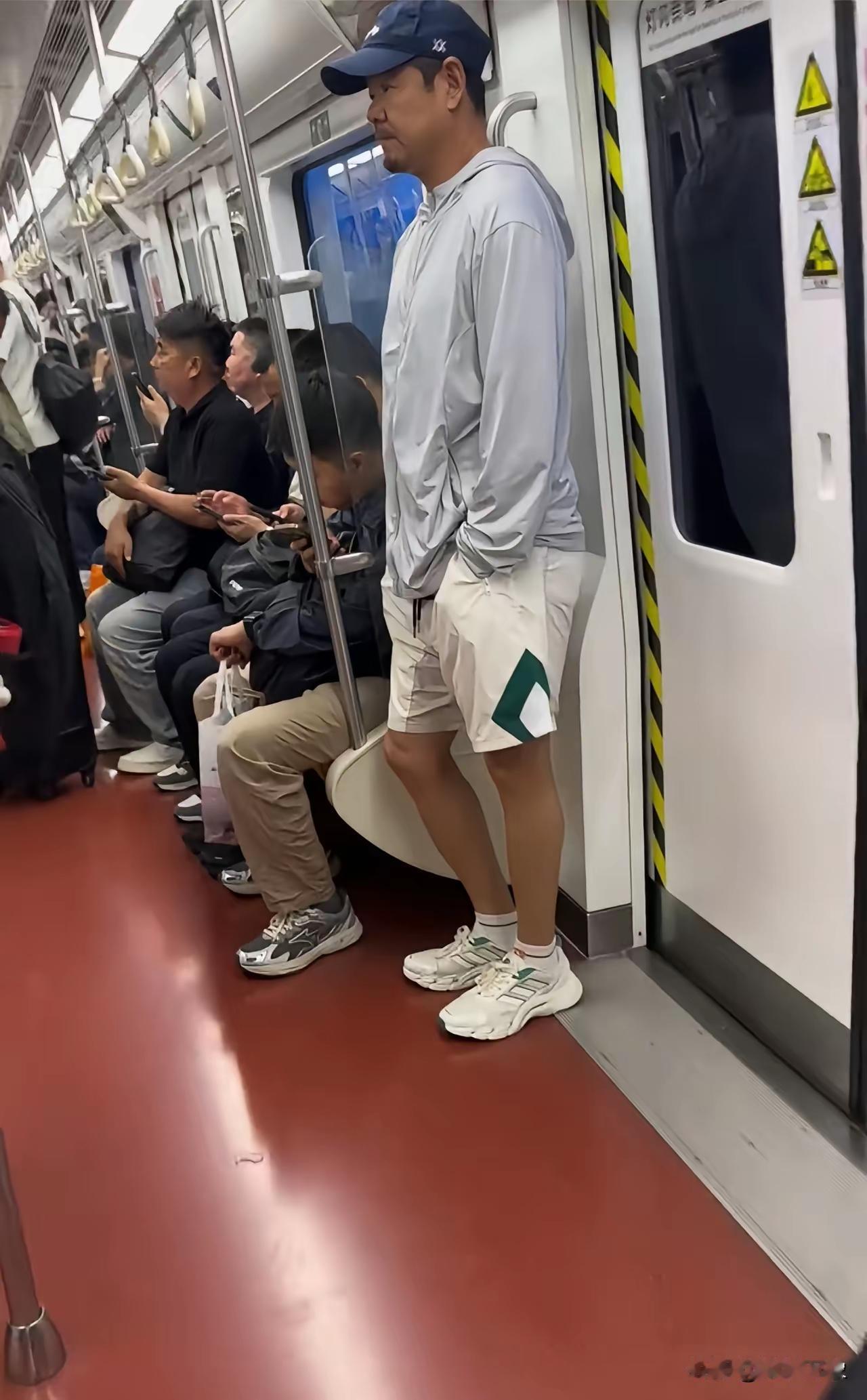 西安一位网友好幸运，居然在地铁上偶遇《主角》里的宋师了。这位网友发现宋师时，宋