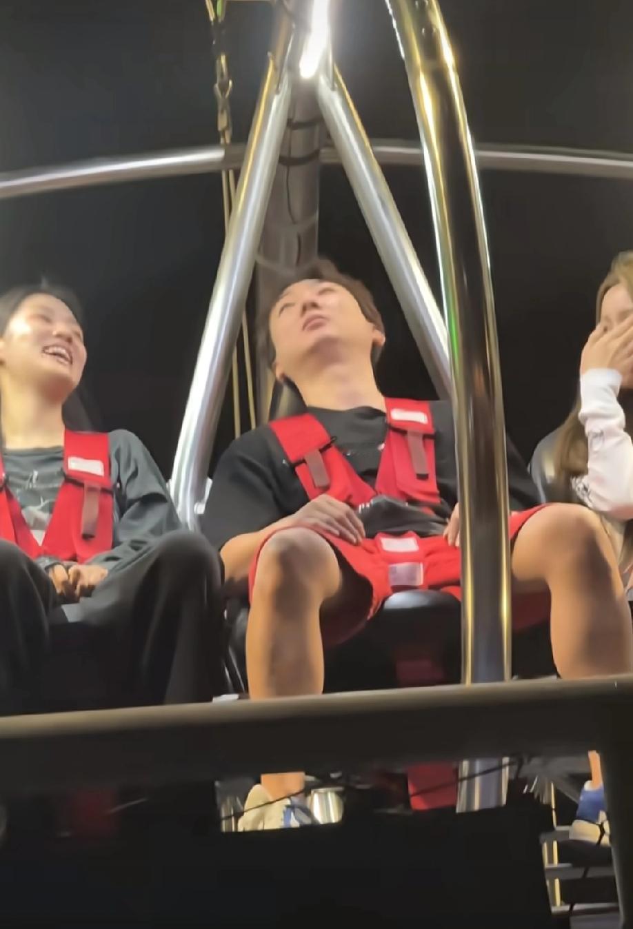 网友新加坡偶遇王sicong少爷，即便有两位妙龄美女陪伴在侧，貌似我们这位少爷