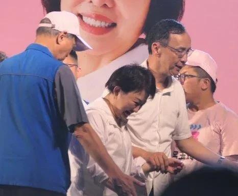 国民党主席朱立伦、台中市长卢秀燕昨天晚上到桃园市平镇区为蓝委吕玉玲反罢免站台助讲