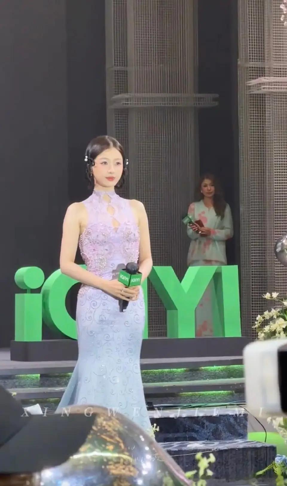 虞书欣的造型师和她有仇吗？头身比的缺点暴露的太多了