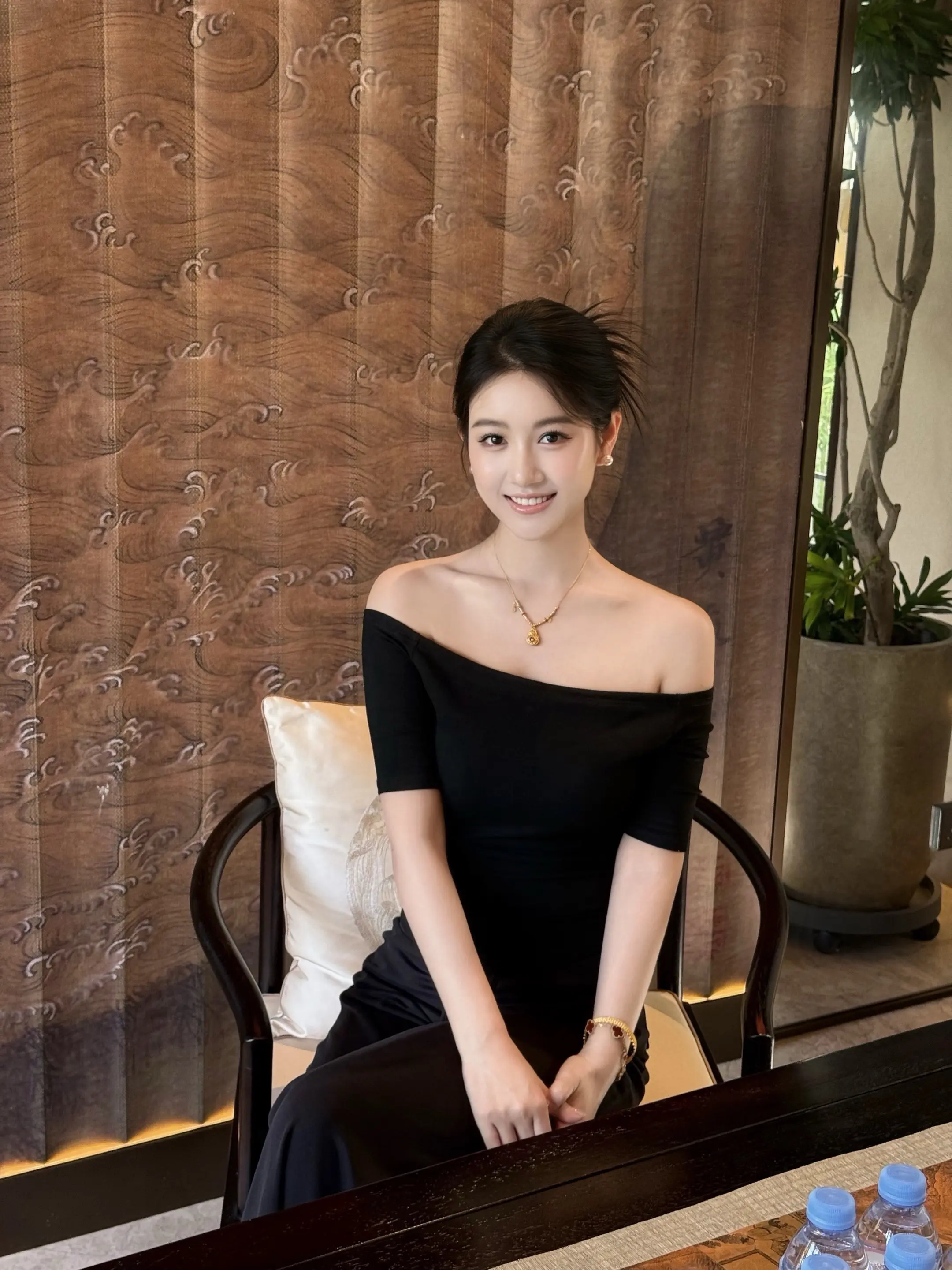 气质美女国泰民安脸