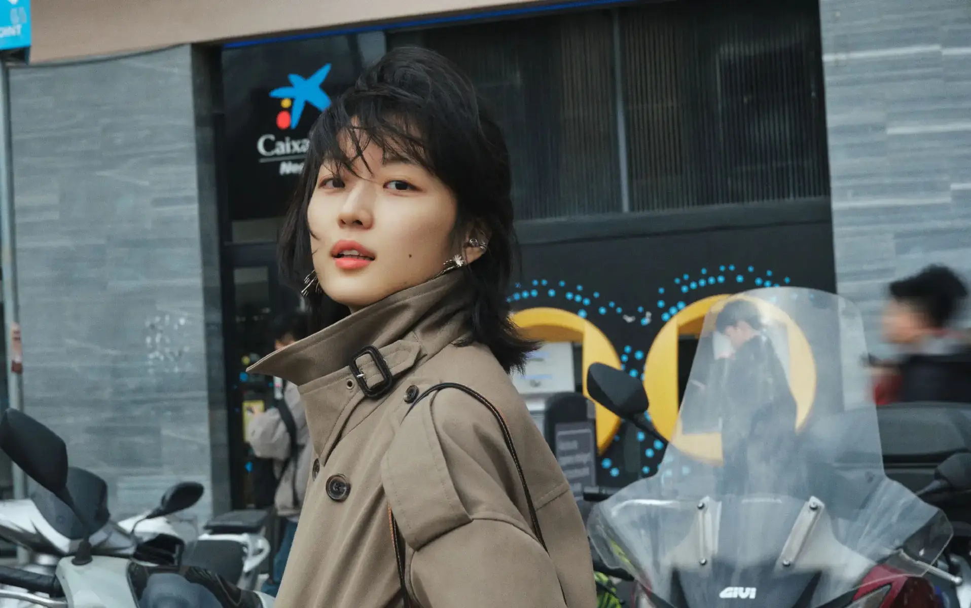 孙千蓝丝巾束发气质清冷穿卡其色风衣街头随拍文艺氛围拉满