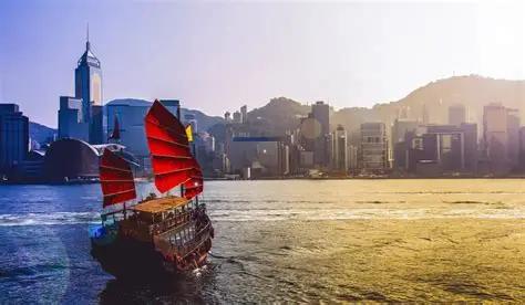 五年时间，香港跟新加坡之间的经济差距被越拉越大。2019年，香港GDP是3660