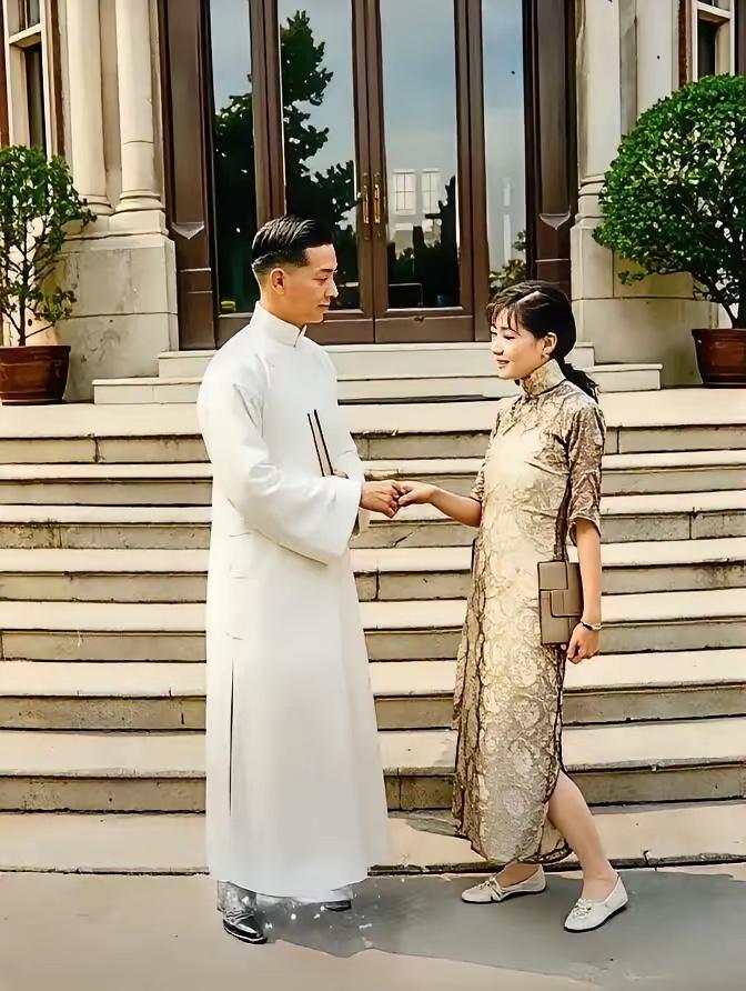 1930年初春，华北旱灾赈灾义演现场，梅兰芳与阮玲玉的真实同框合影。1934年全