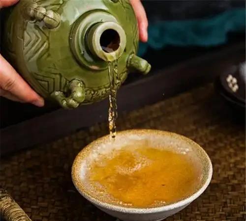 为什么黄酒在中国酒局上不能成为主流？黄酒的生态位（不是口感）被啤酒替代了。比
