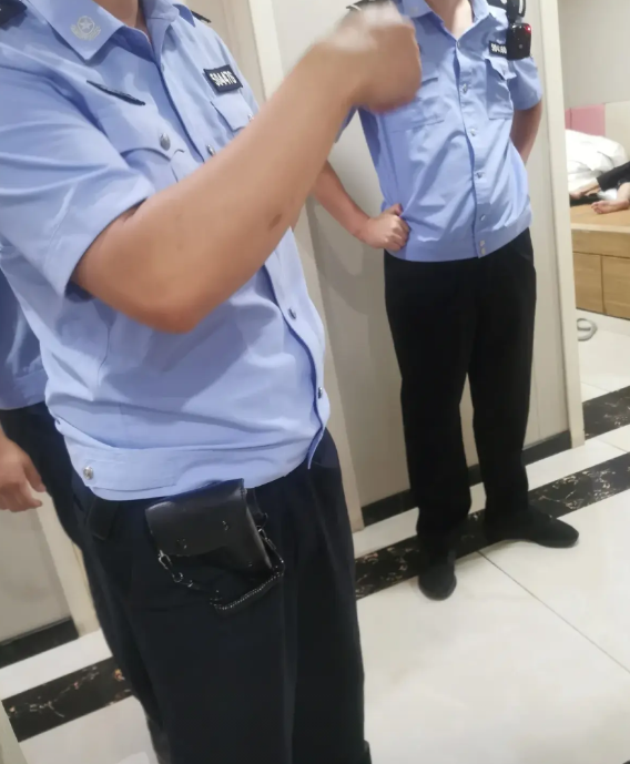 啥情况？三个公安人员站在我们面前！今天下午2:30，正在屋里睡觉，一阵敲门声
