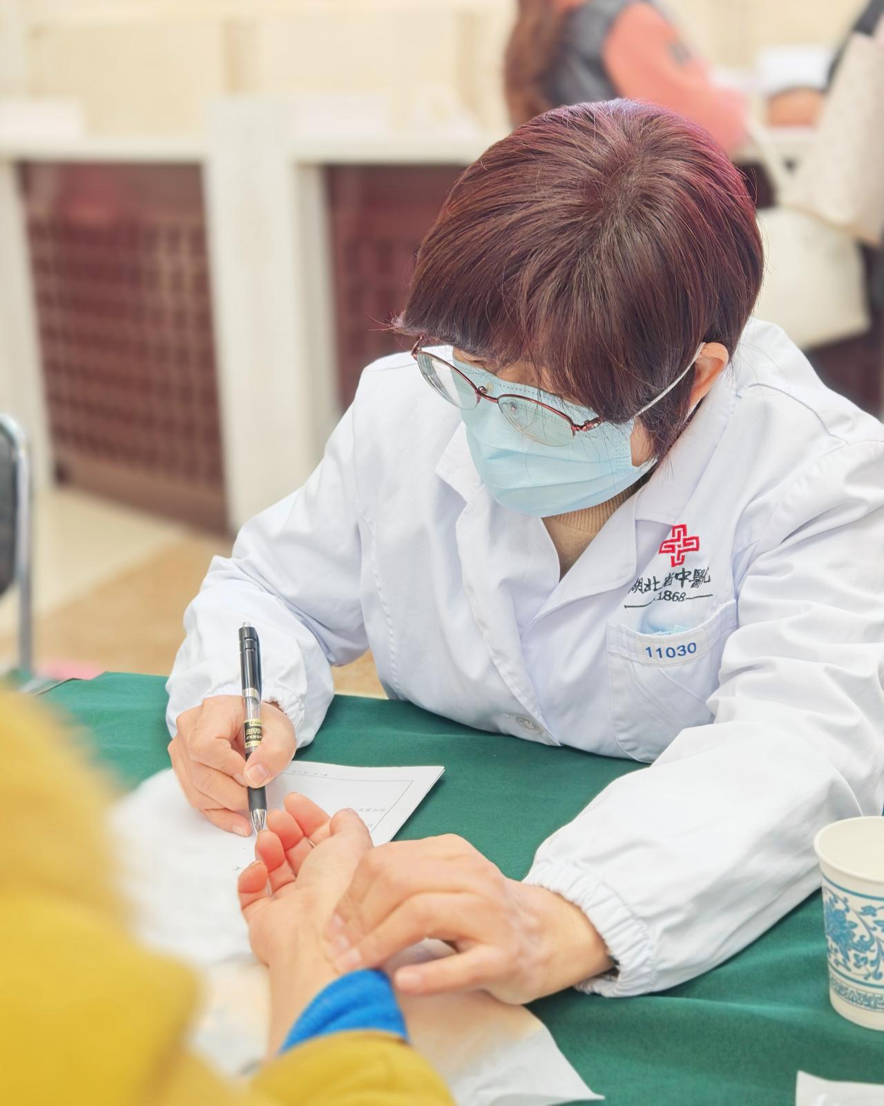 萎缩性胃炎，为什么越来越瘦，干吃不胖怎么办？大家好！我是湖北省中医院的胡运莲医