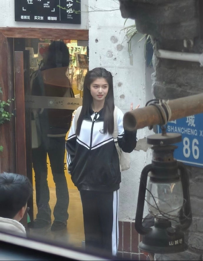 少女果然还得是少女来演！艾米新剧路透生图好漂亮，脸颊上的婴儿肥甚至都没褪去。艾