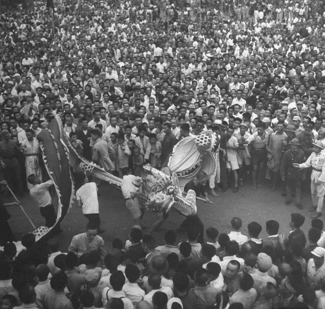 1945年9月3日，卡尔·迈登斯镜头下抗战胜利后的重庆。他忠实记录了中国人民庆祝
