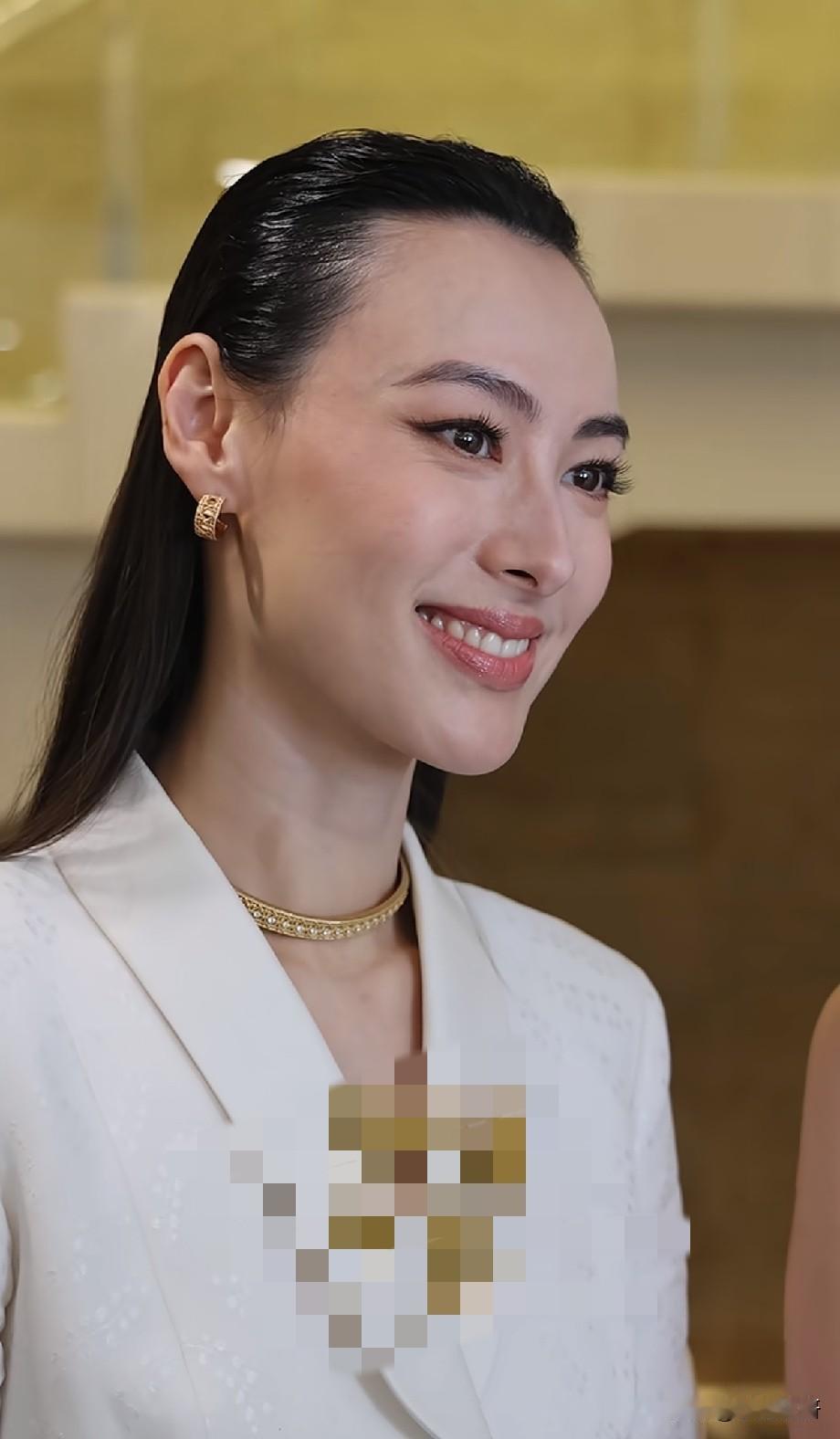 梁洛施活动生图曝光，耳高于眉面相引热议，状态尽显聪慧大气近日梁洛施出席线下