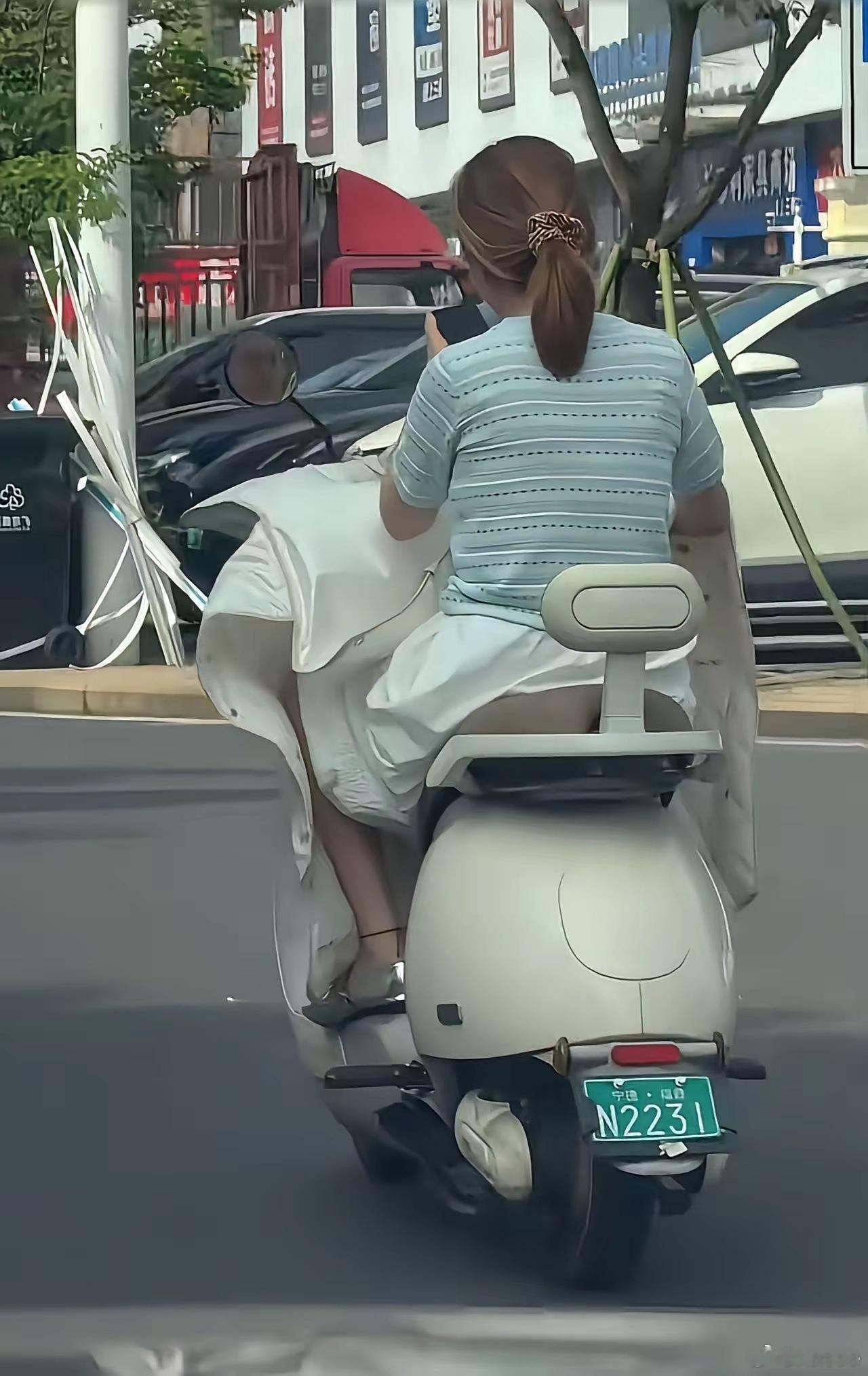 用什么方式提醒她才能避免尴尬？