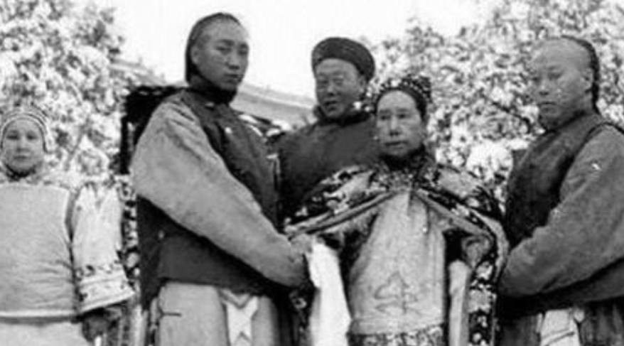 1900年，慈禧狼狈逃窜至山西首富乔家，临行时，慈禧让乔家借她10万两，乔致庸扑
