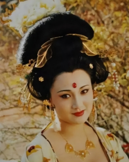 一天夜里，杨玉环被李隆基灌醉，正在迷糊之间，李隆基将她一把抱起，快步向寝宫中走去