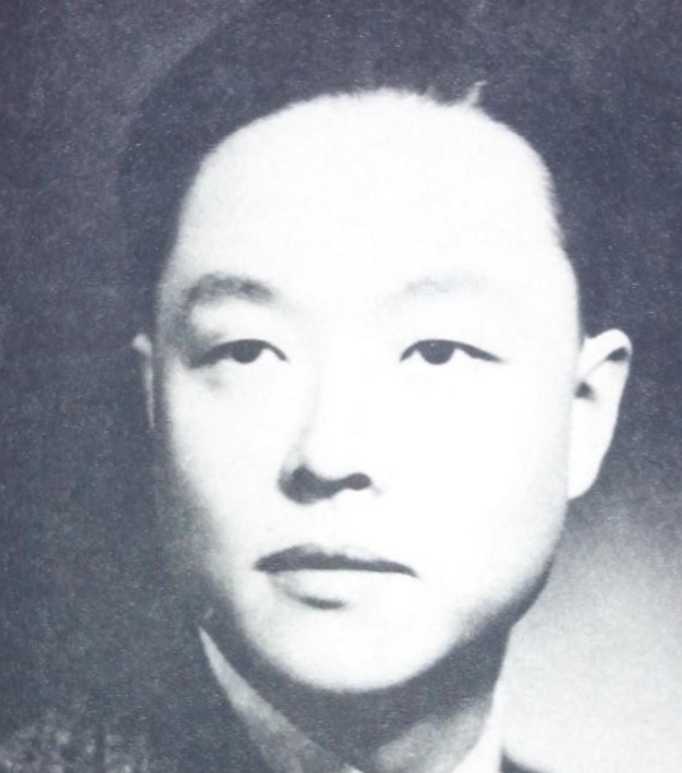 1946年8月，大汉奸万里浪被枪决后，家人在收殓时，却发现这不是万里浪尸体。特务