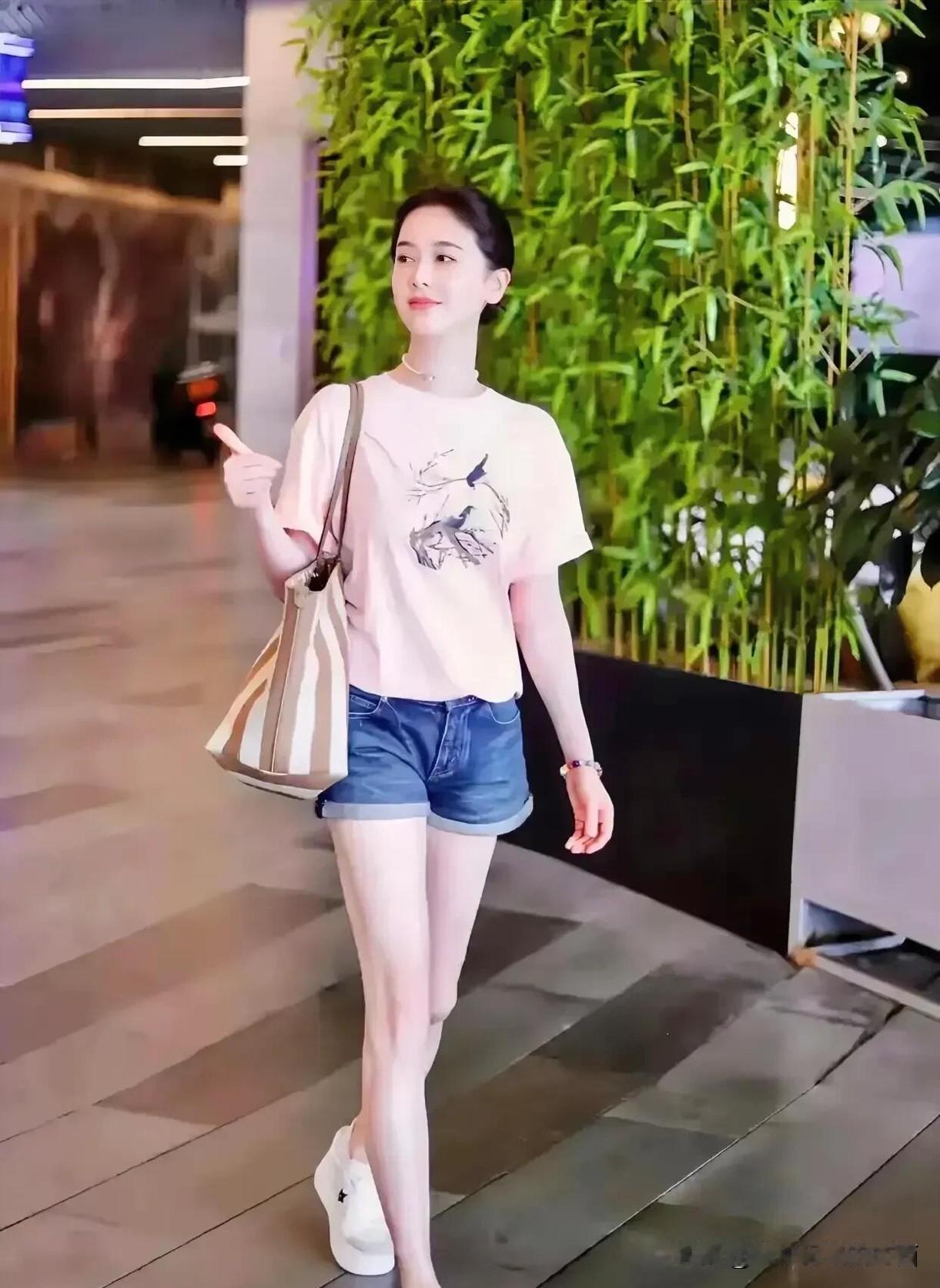 她好漂亮啊，鹅蛋脸型，外脸流畅，内脸凹凸有致，肤白貌美大长腿一目了然，是属于自然