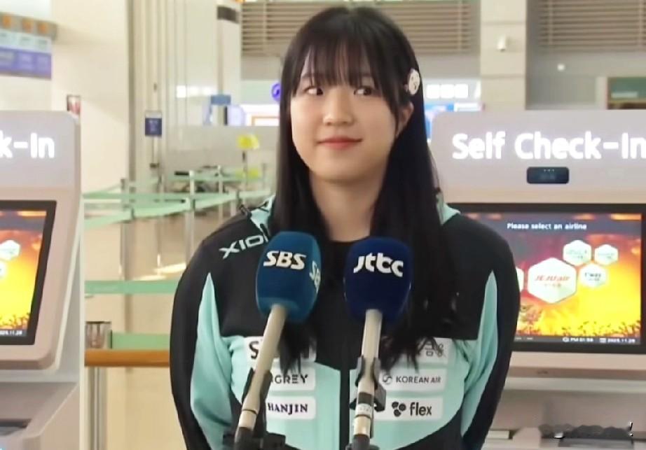 当记者问申裕斌，林钟勋结婚你随多少礼？小申反应太可爱了！记者问:这次你的