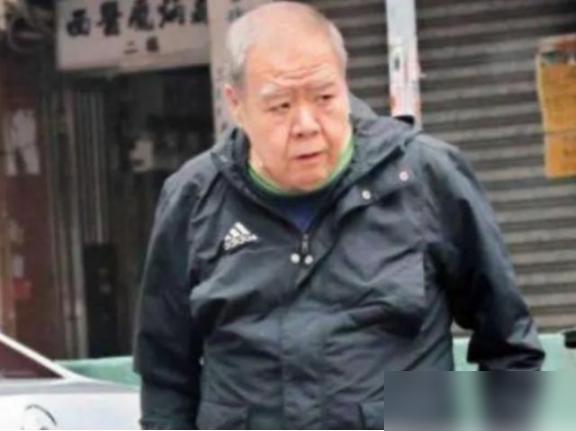 1993年，郑则仕公司破产，欠下8000万外债，走投无路之际，他给昔日好友周润发