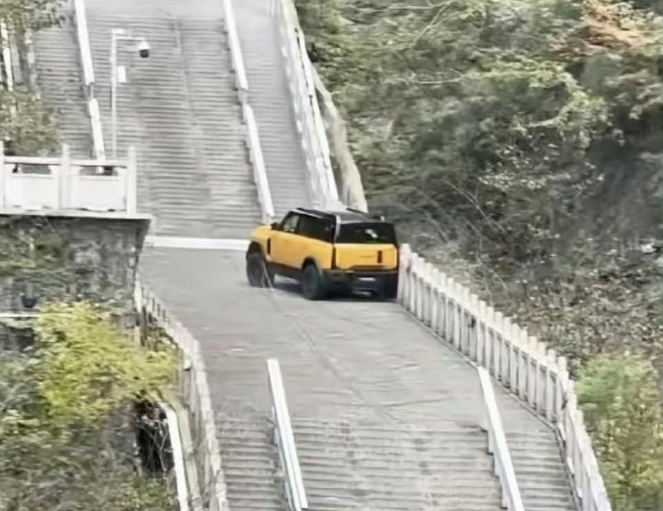 谁能想到，奇瑞新车挑战天门山999级天梯，没登顶反而“一滑成名”！11月12号中