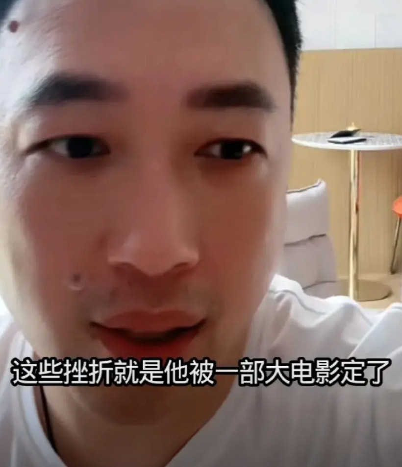 于正：“吴谨言之前被一个大电影定了，去一个小地方训练了很久，都开拍了，但有个女明