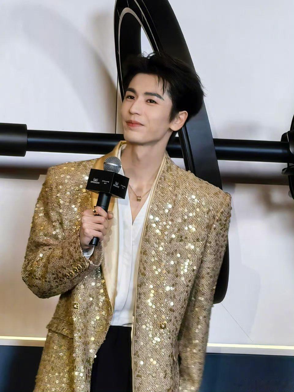 陈都灵张凌赫打包收拾进组现偶吧！有这么美这么帅的人进入内娱