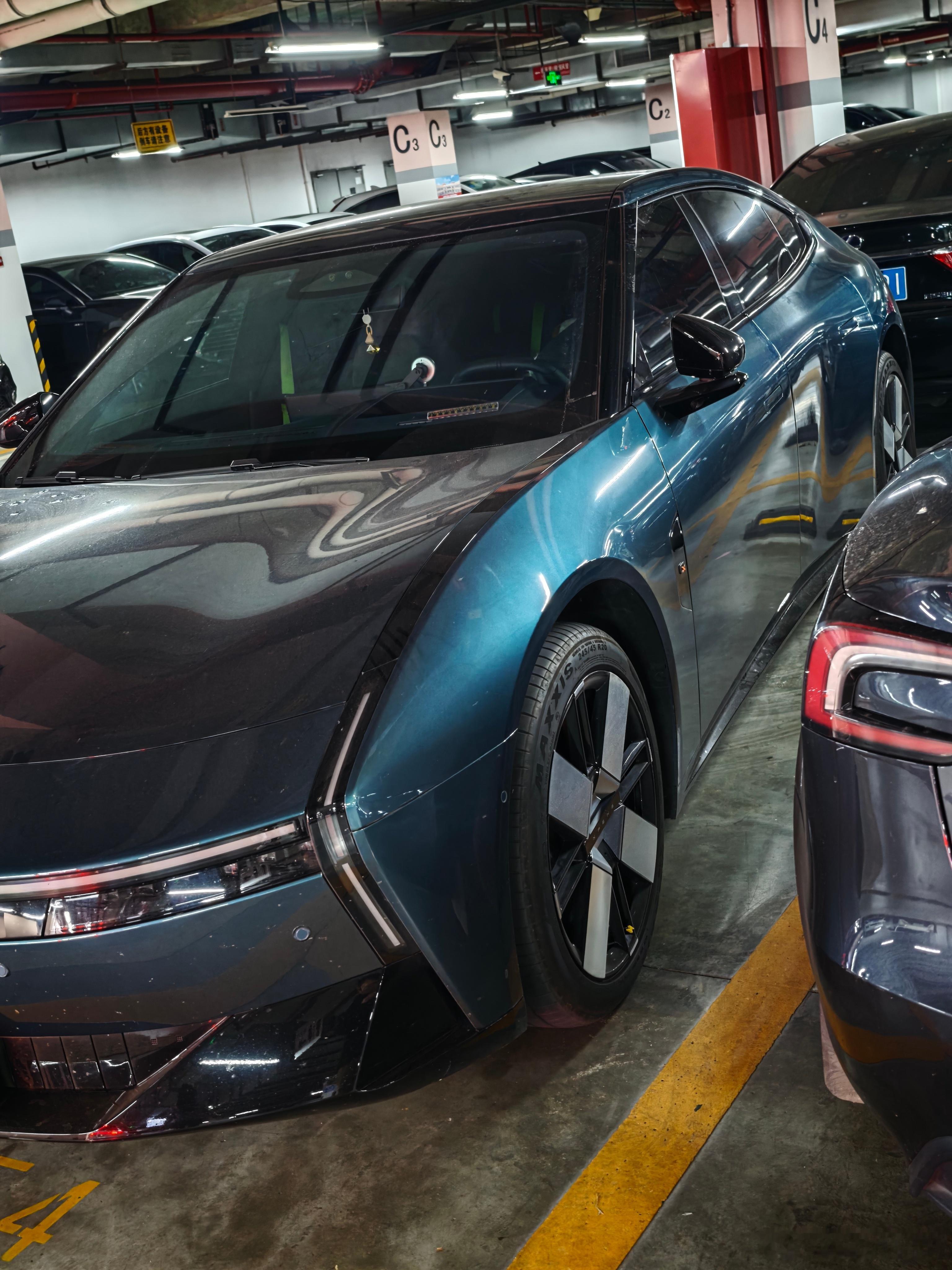 刚才在一个商场的停车场，我在等前车出一个车位，前车因为要挪出来，我需要稍稍倒一点