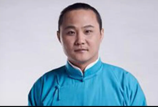 闫云达评价岳云鹏演唱会闫云达在直播时对岳云鹏所唱歌曲作出评价，他直言岳云鹏唱歌