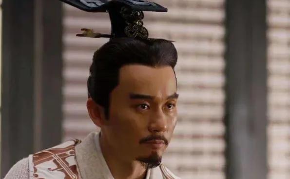 曹丕远没有曹操的能力，曹操能镇住士族，启用唯才是举的政策让曹魏变得空前强大，曹丕