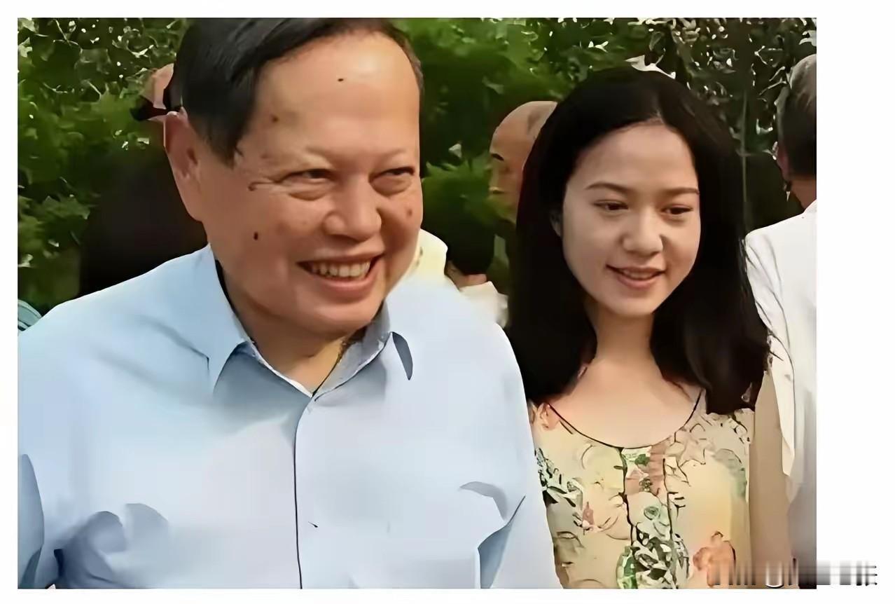 同样是年龄差距大的伴侣，杨振宁、翁帆与张纪中、杜星霖风评迥异。起初两对都不被看好